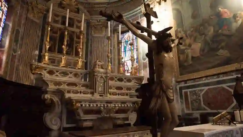 altare maggiore della chiesa parrocchiale di Celle Ligure